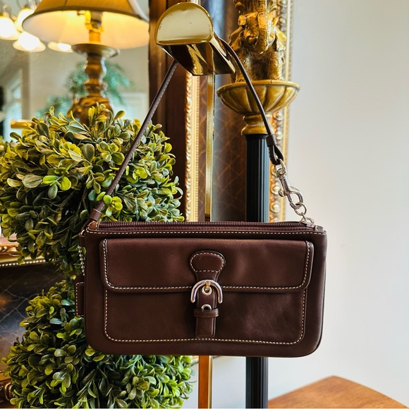 Coach Handbags - COACH BROWN LEATHER LIKE NEW CLUTCH WRISTLET ROOMU 4.5”H - 8”W - 1/4”D PRISTINE